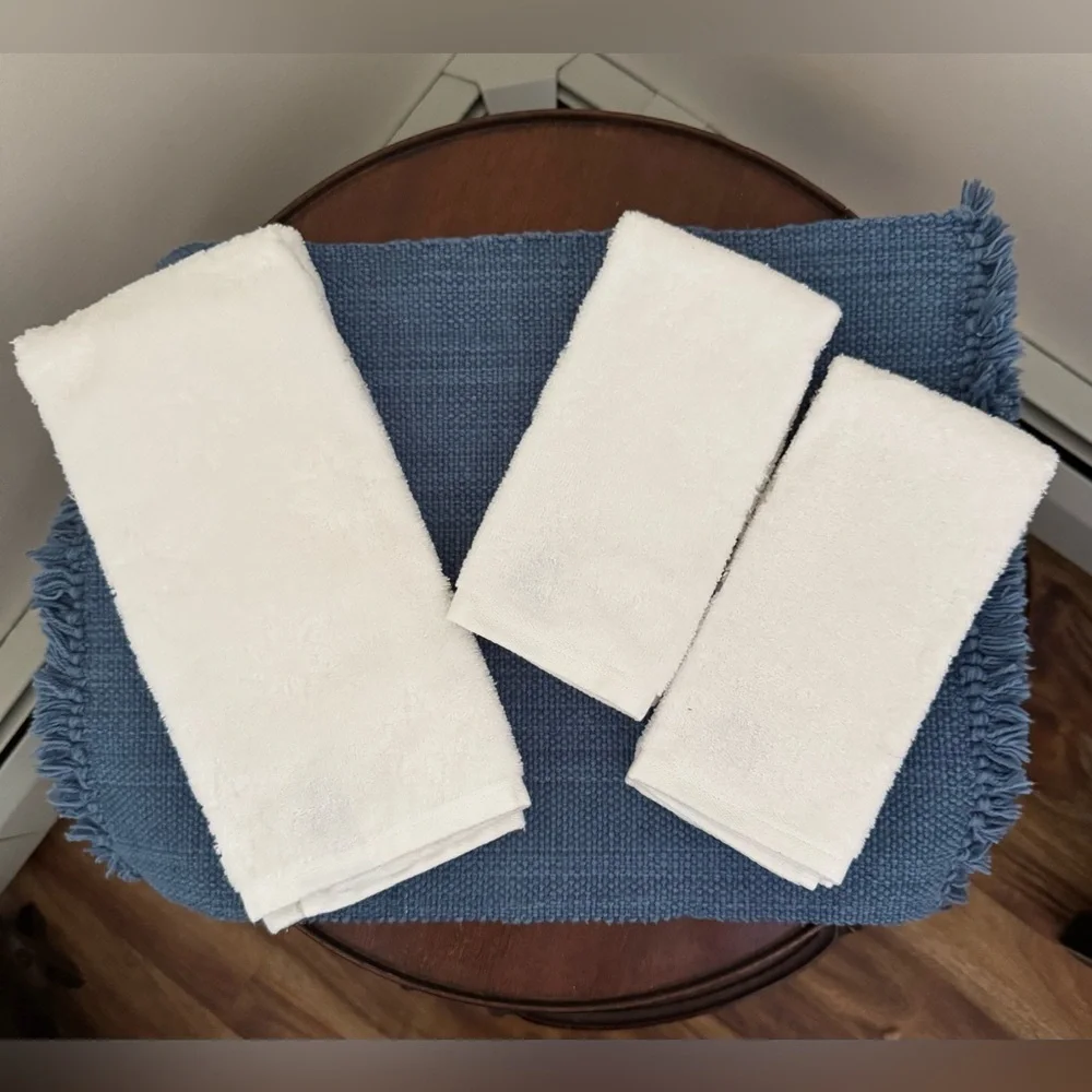 🔴NEW🔴White with Silver Embroidered Snowflake Hand Towel, and 2 Finger Tip Towels